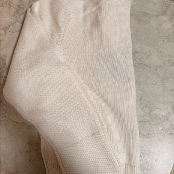 Abercrombie & Fitch Cream Sweater with Yellow Taxi Design exclusive in store - Picture 6 of 8